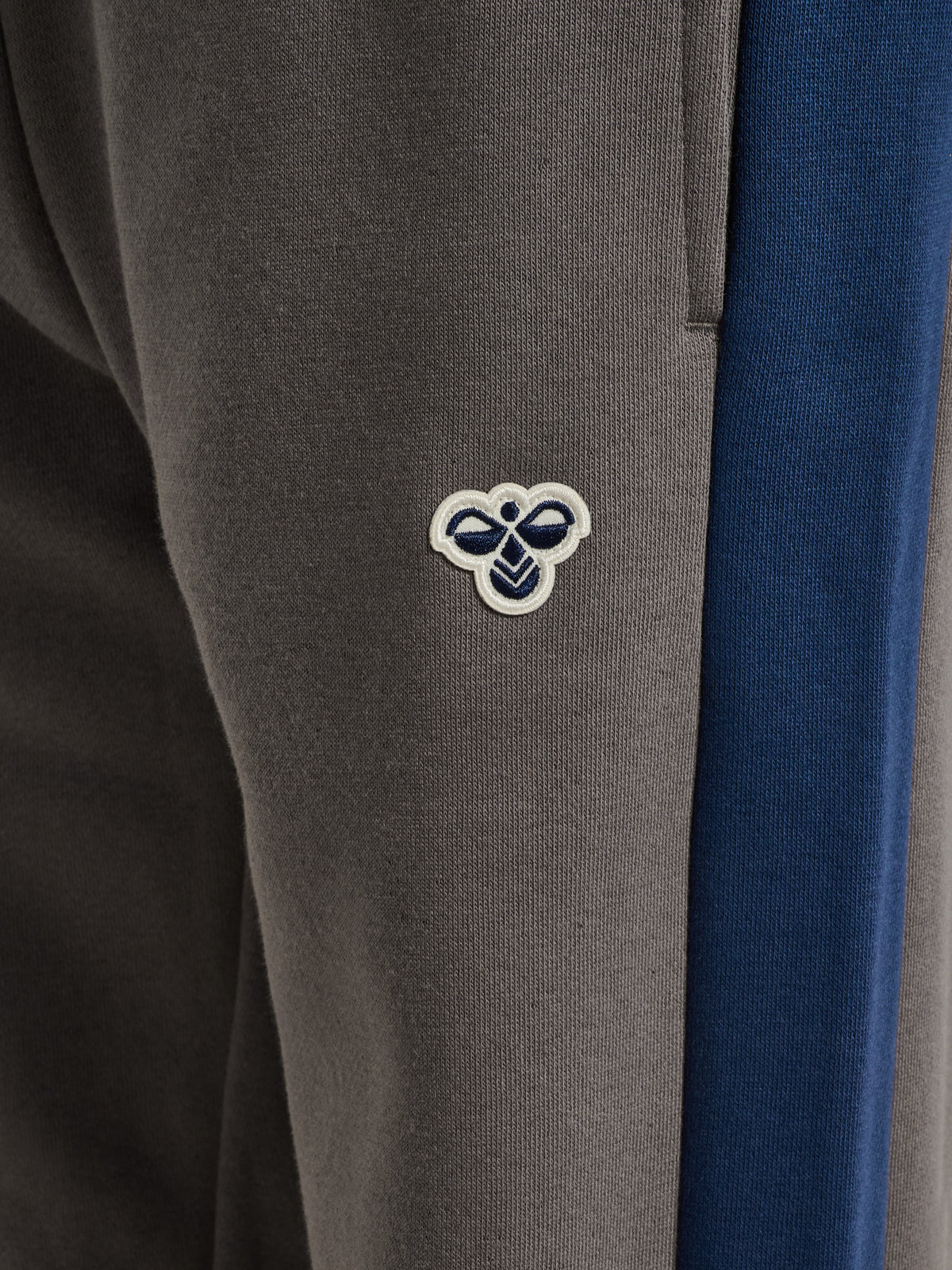 HUMMEL Loose Block Sweatpants Bee Kind (dark gull gray)