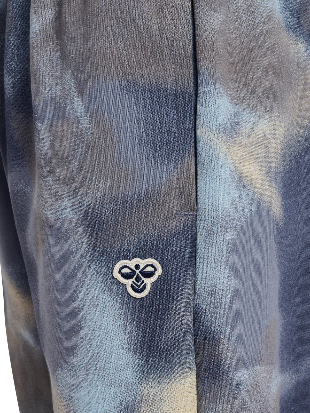 HUMMEL Loose AOP Pants Bee Kind (flint stone)